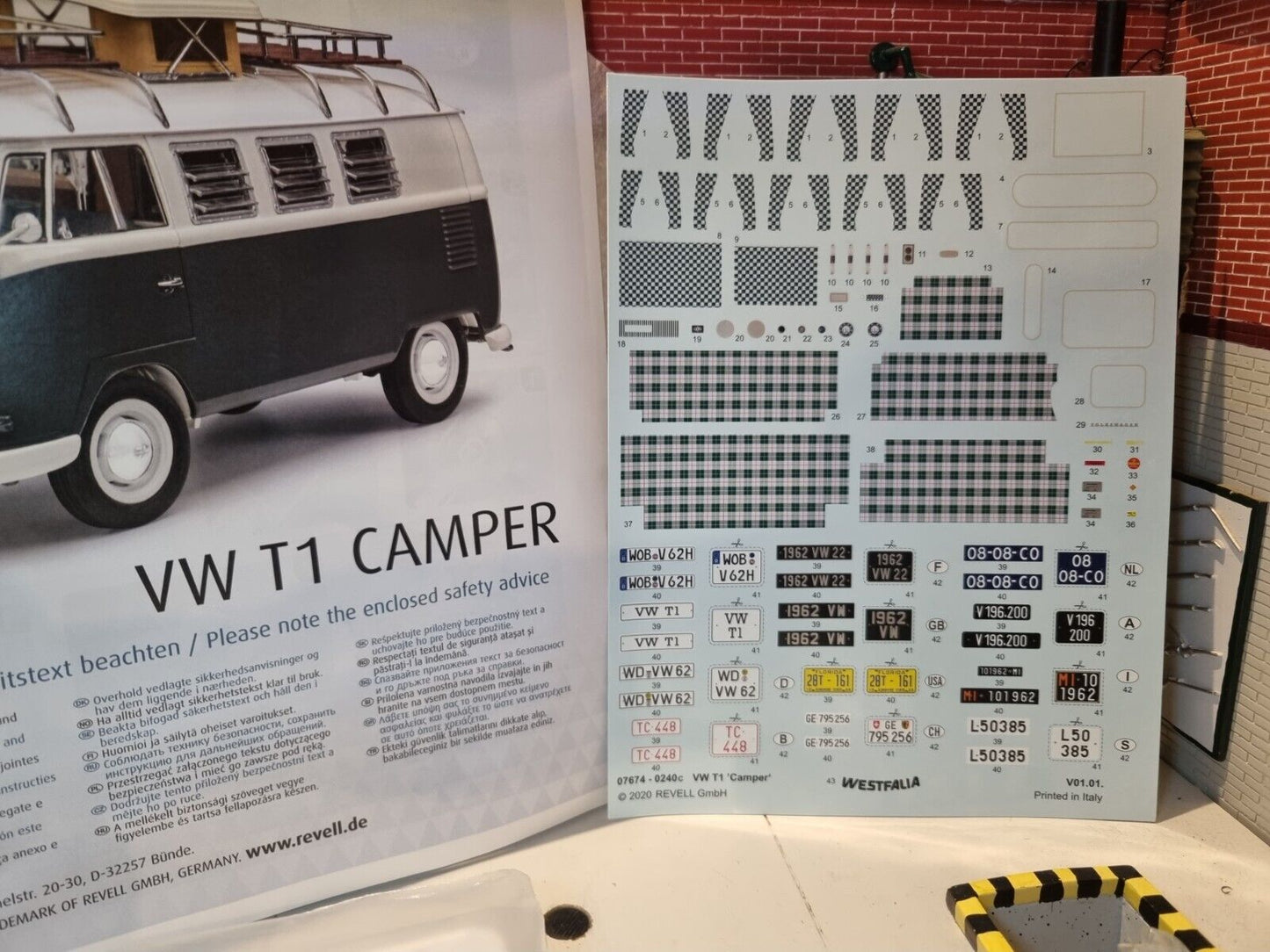 Volkswagen T1 Camper Poptop Revell Model KIT 1:24