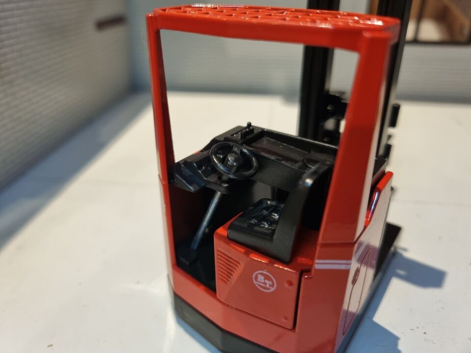 Chariot élévateur à mât rétractable BT RT 1350 SE #188 Joal 1:24/1:25