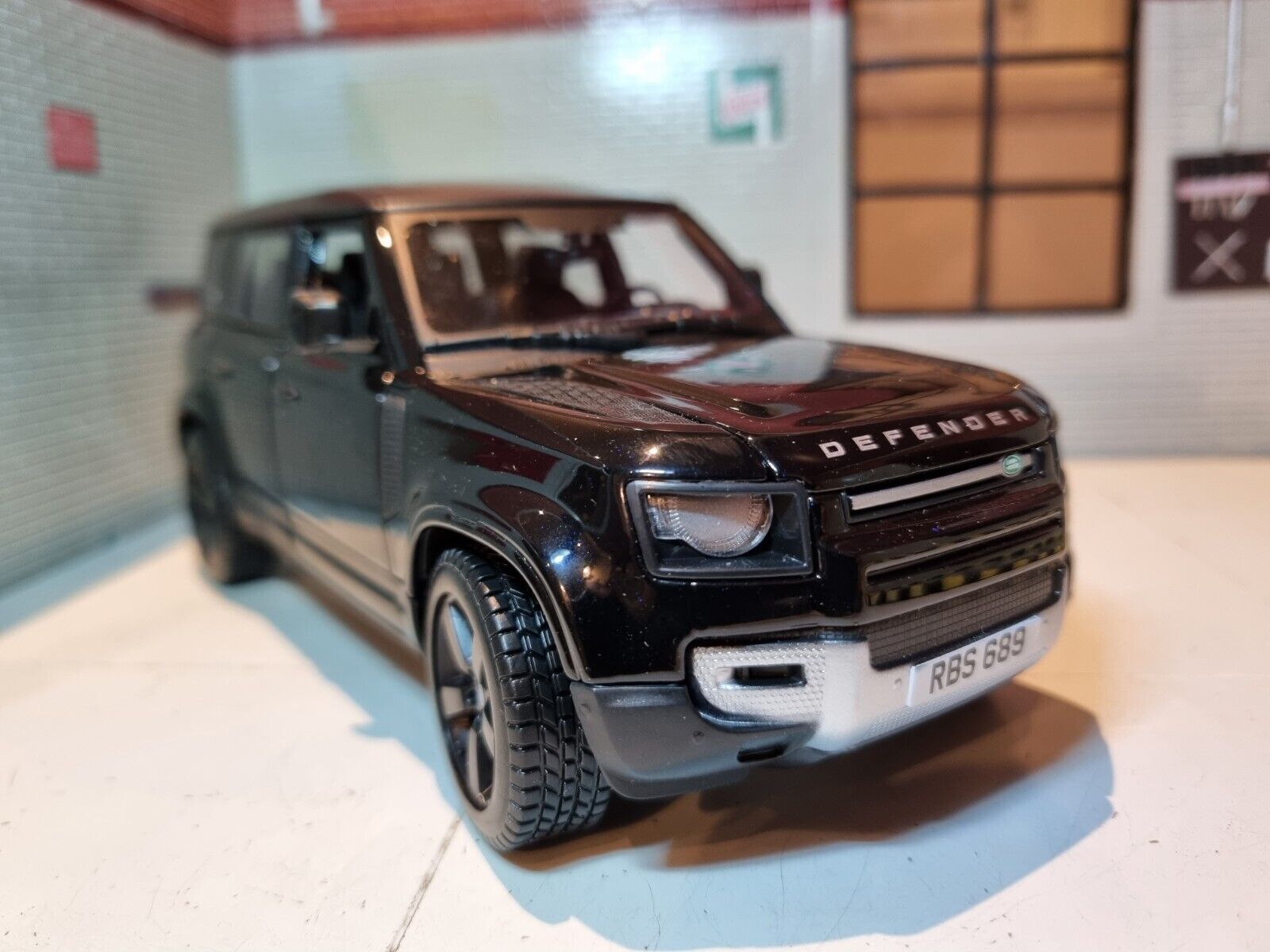 Bburago Land Rover Defender 110, 2022 /grey - metallic/ 18-21101 Bburago Land Rover Defender 110, 2022 /grey - metallic/ 18-21101