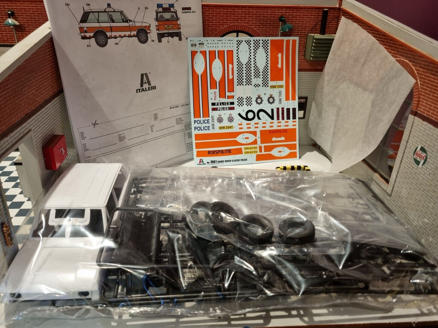 Range Rover Classic Police LHD/RHD 3661 Italeri Model KIT 1:24