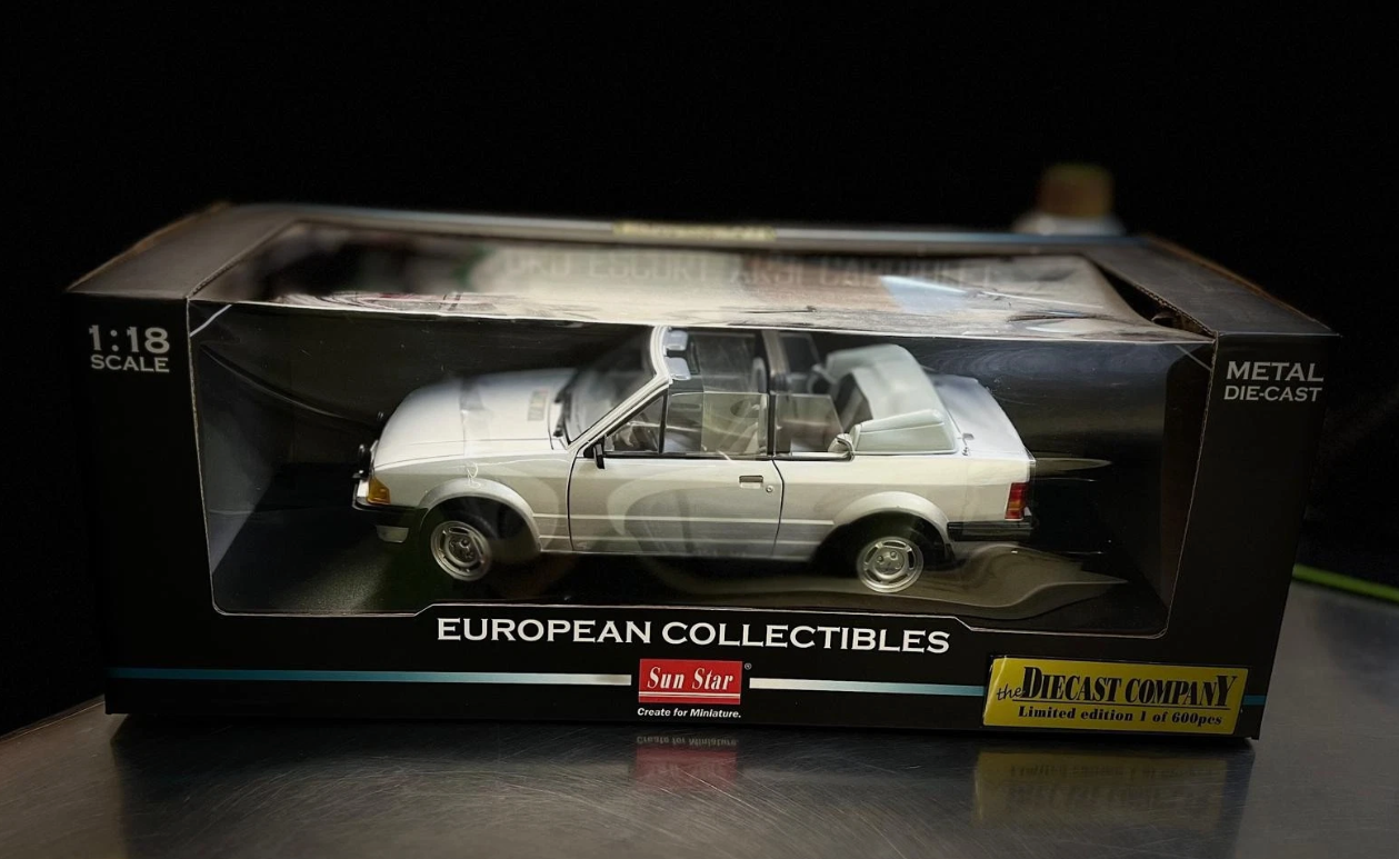 Ford 1984 Escort XR3i Cabriolet 4993 Sunstar 1:18