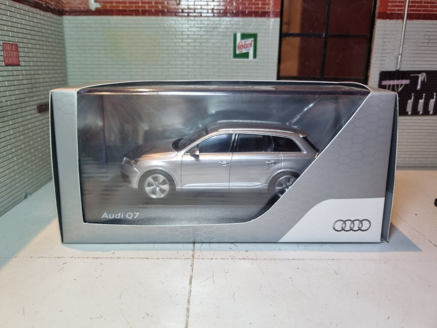 Audi 2007 Q7 Quattro Ex Concessionnaire 1:43