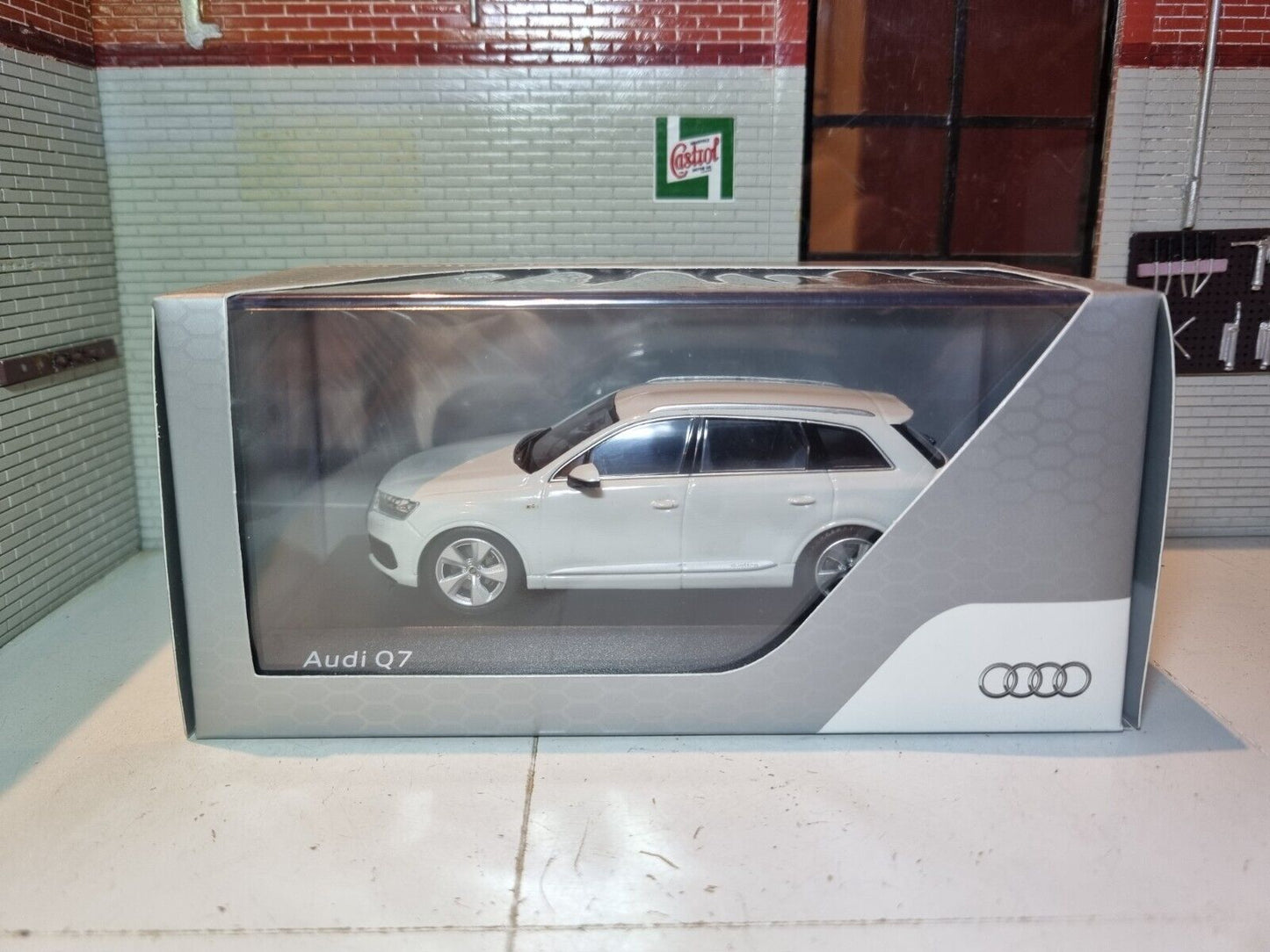 Audi 2007 Q7 Quattro Ex-Dealership 1:43
