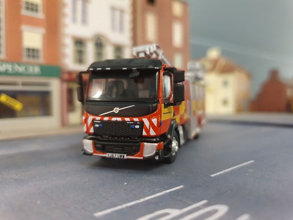 Volvo 2017 FL West Yorkshire Fire Engine WYFRS 76VEO001 Oxford 1:76