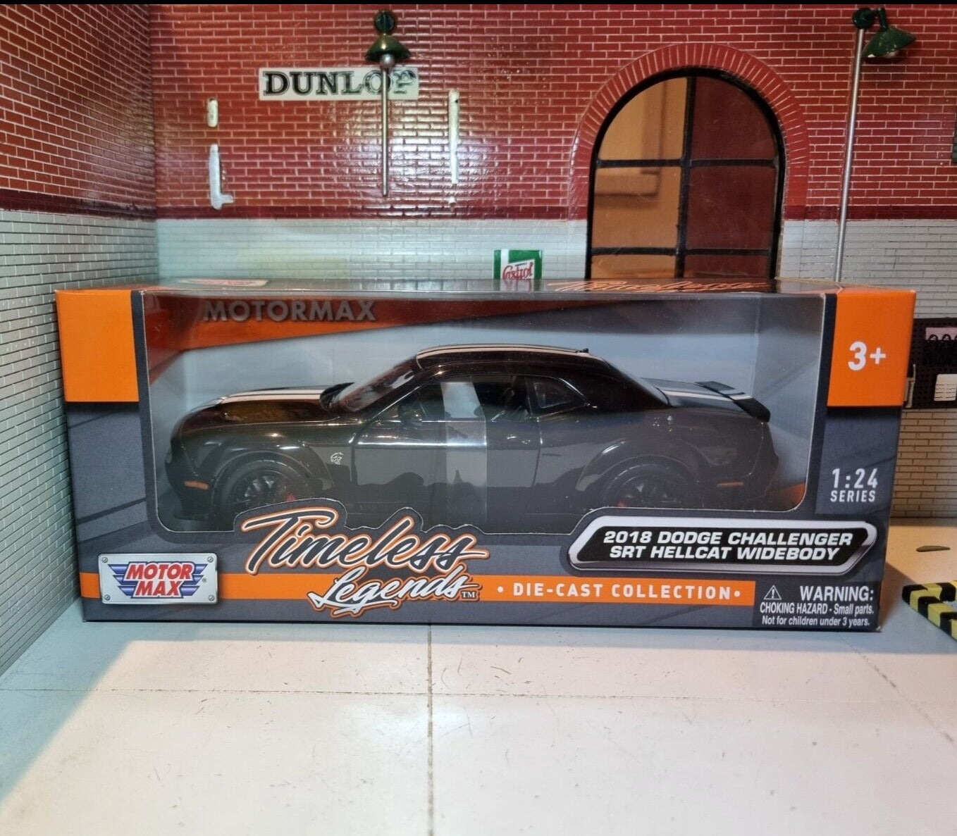 Dodge 2018 Challenger SRT Hellcat Widebody 79350 Motormax 1:24