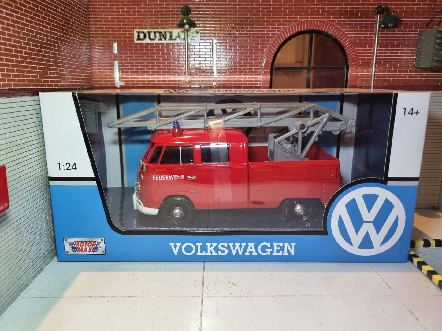 Volkswagen 1962 T1 Type 2 Fire Engine With Ladder 79584 Motormax 1:24