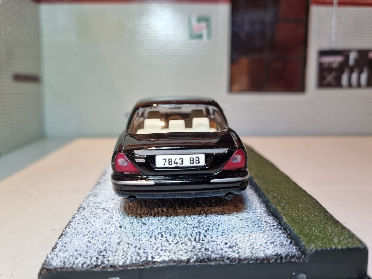 1:43 Jaguar XJ8 James Bond Casino Royale