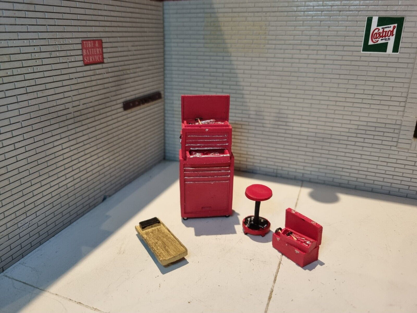 Mechanic Garage Tool Cabinet & Accessories Diorama Set 1:24