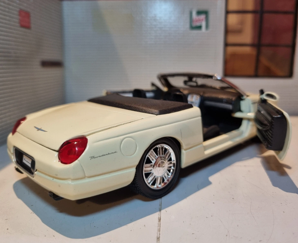 Ford 2002 Thunderbird Coupe 73239 Motormax 1:24