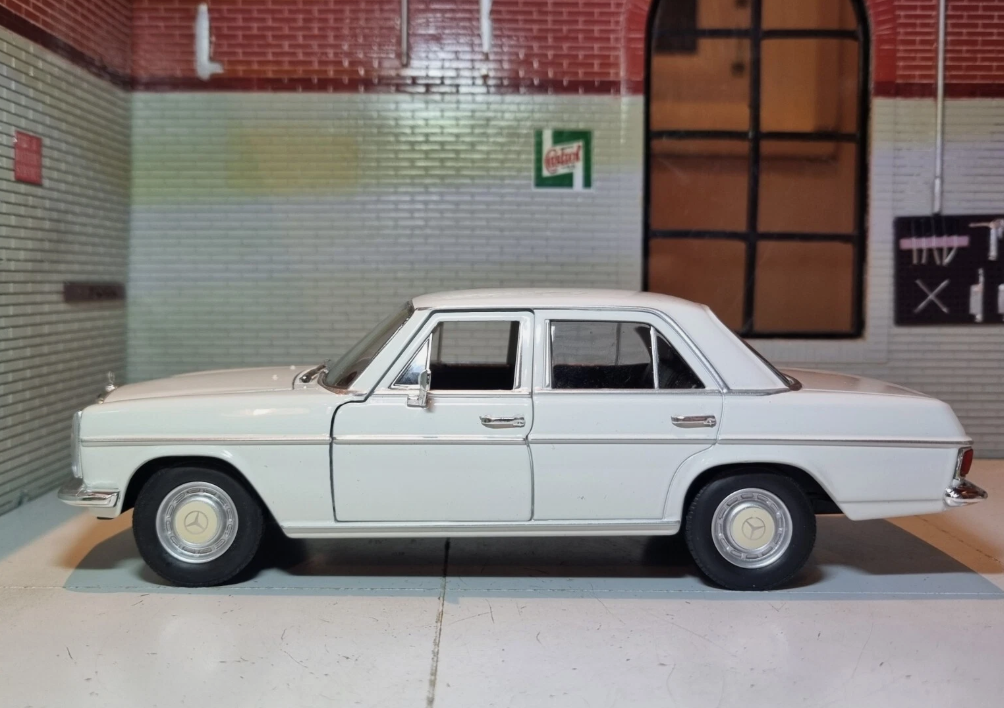 Mercedes Benz 1968 220 W115 Welly 1:24 (Black/White/Red)