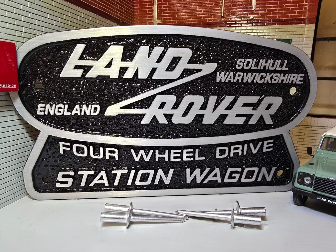 Land Rover Series, Defender Cast Tub Badges 332670 / STC3437