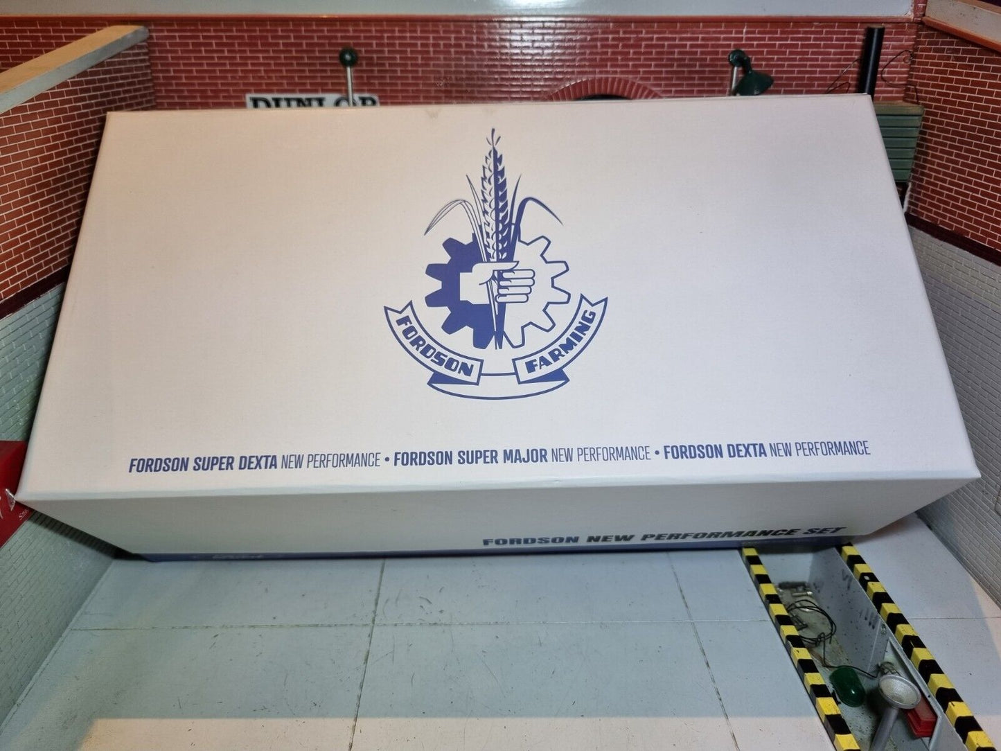 Fordson Super Dexta Major Dexta Model Tractors UH6376 Universal Hobbies 1:32