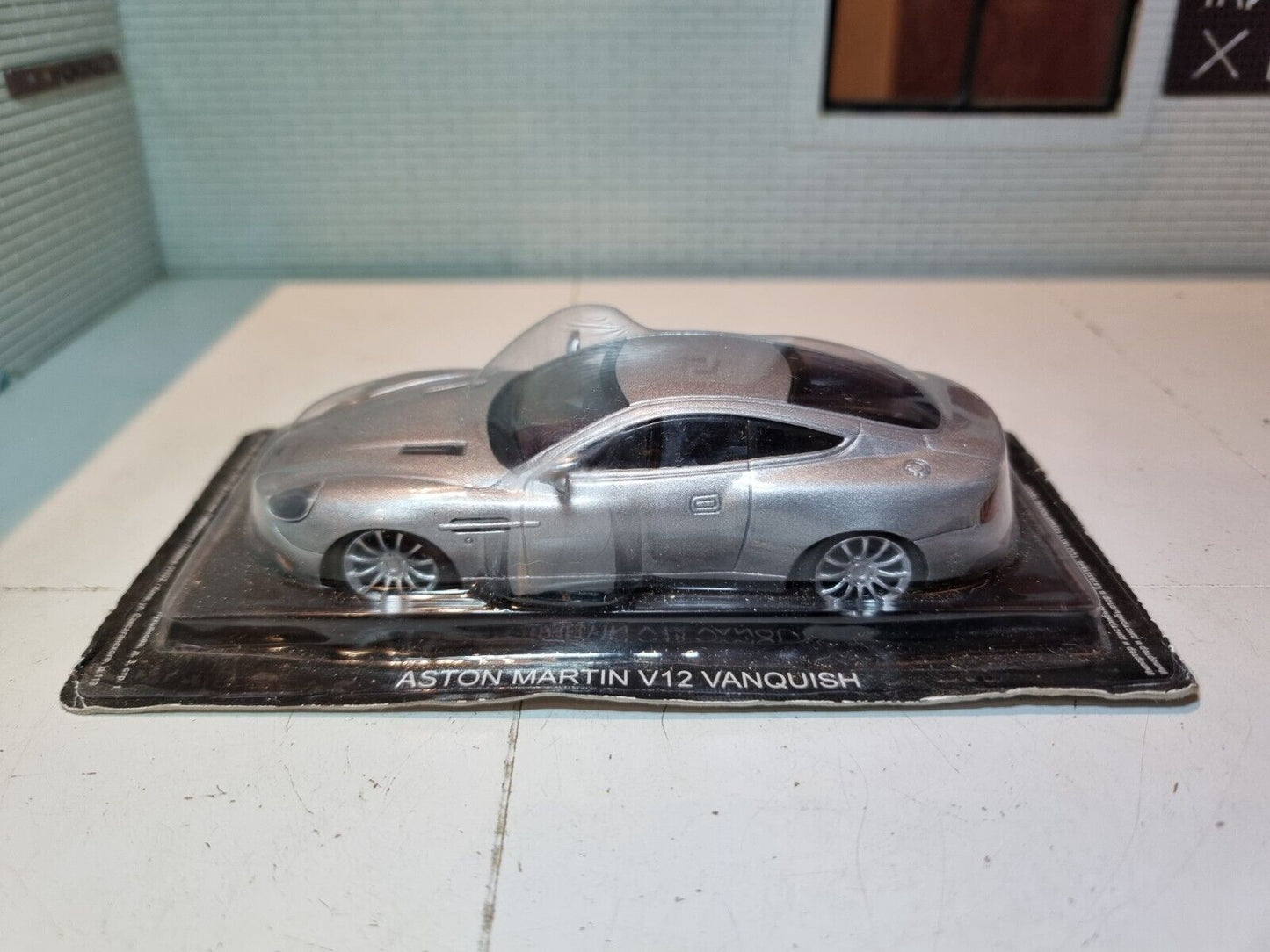 Aston Martin V12 Vanquish 1:43