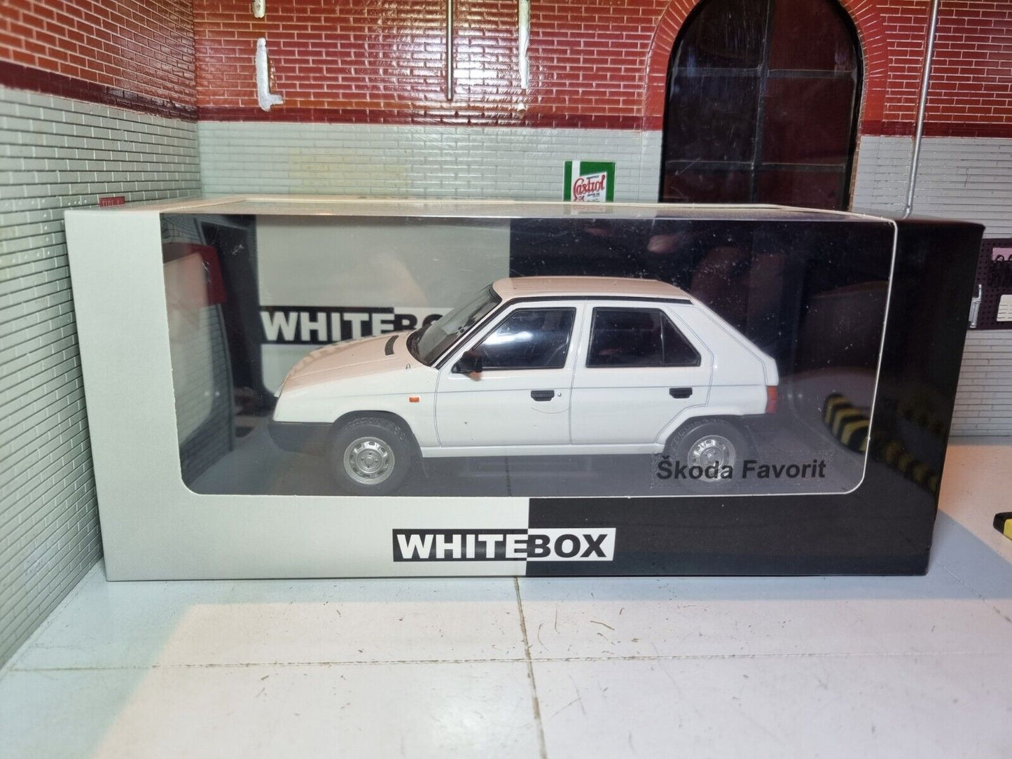 Skoda 1989 Favorit 124141 Whitebox 1:24
