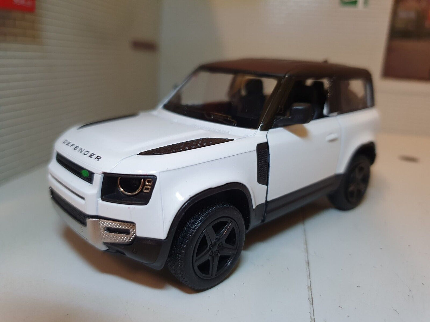 Land Rover 2020 Defender 5428 1:36/32 Kinsmart