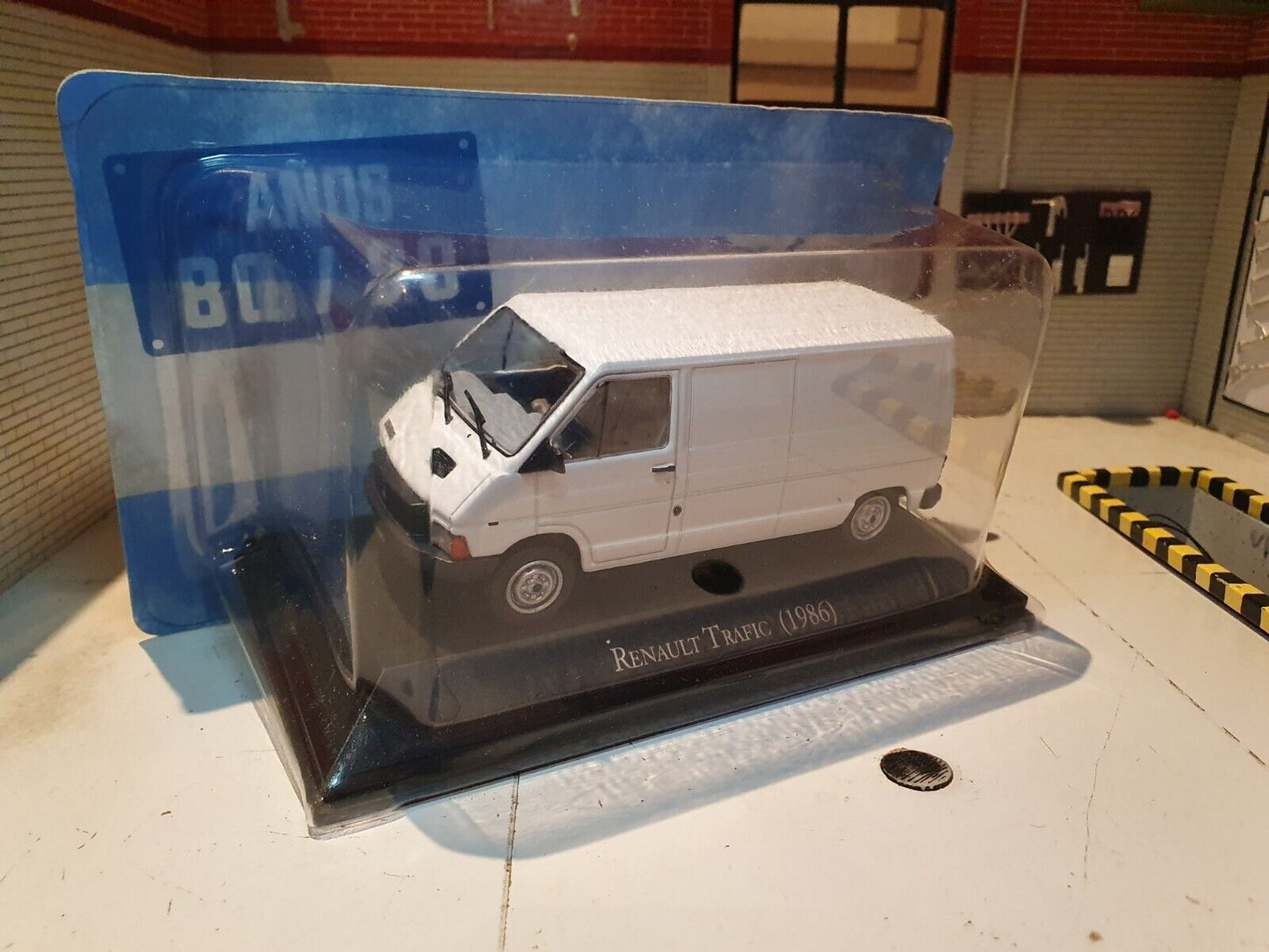 Renault 1986 Trafic Van Ex Magazine 1:43