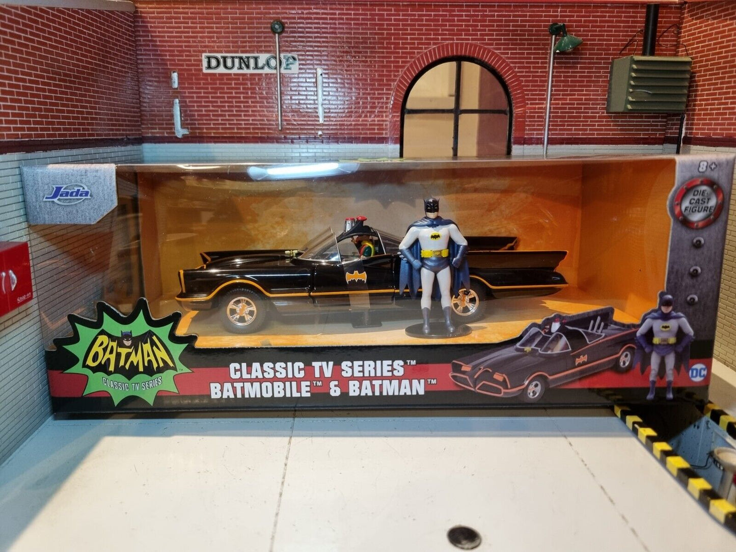 Batmobile & Batman 1966 Adam West DC Comics 98259 JADA 1:24