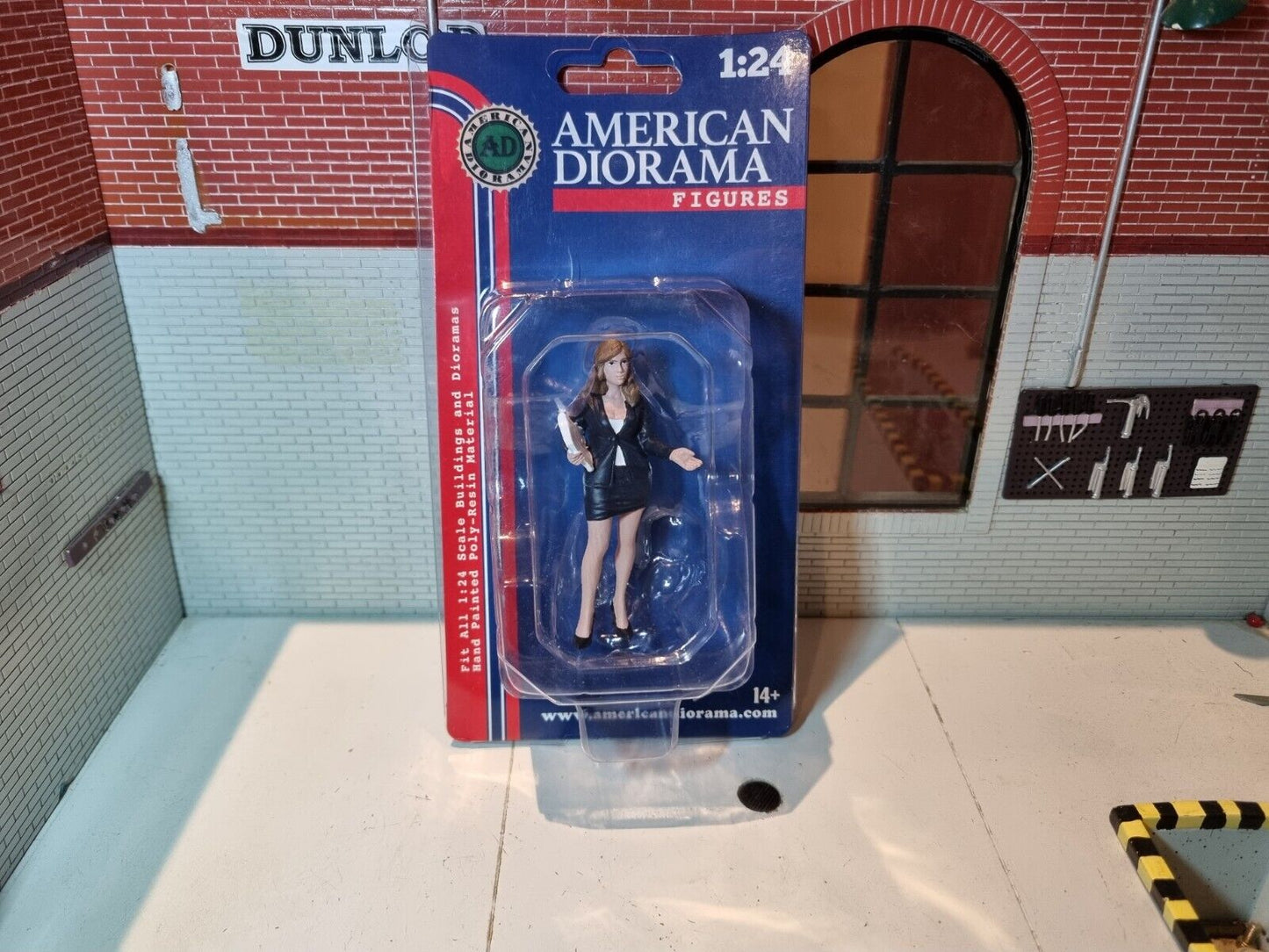 Female Salesperson AD-76410 American Diorama 1:24