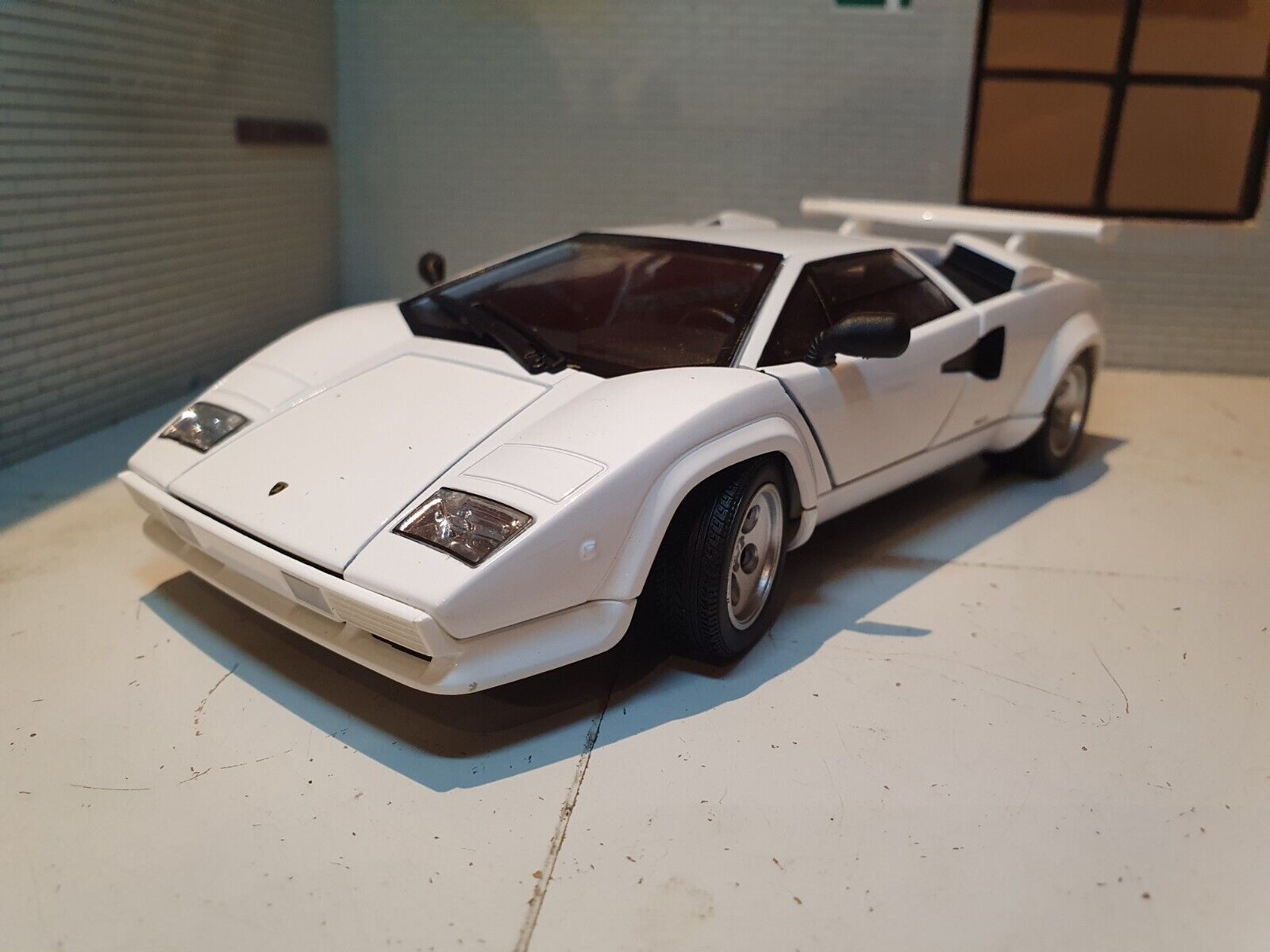 Lamborghini 1985 Countach LP5000 24112W Welly 1:24 – Emberton Imperial