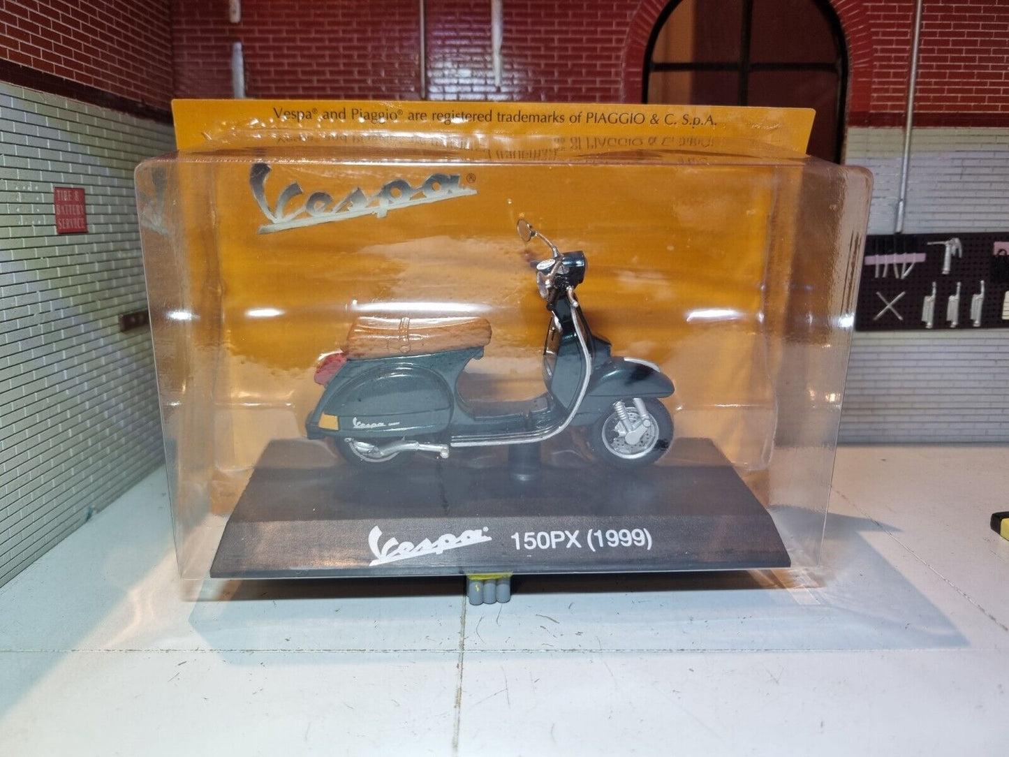 Piaggio 1999 Vespa 150PX Ex Magazine 1:18
