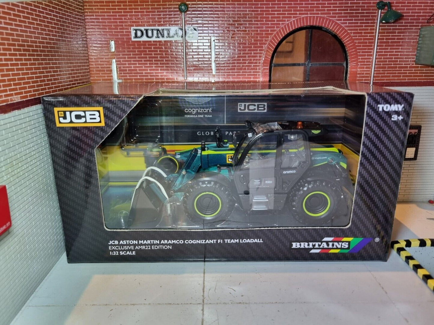 JCB Aston Martin Aramco Cognizant F1 Team Alonso Loadall AMR22 Britains 1:32