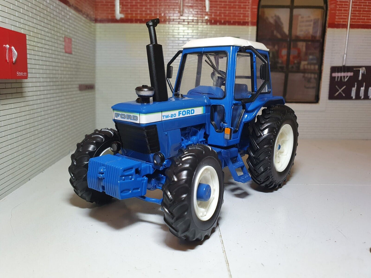 Ford 1979 TW20 Tractor 43322 Britains 1:32