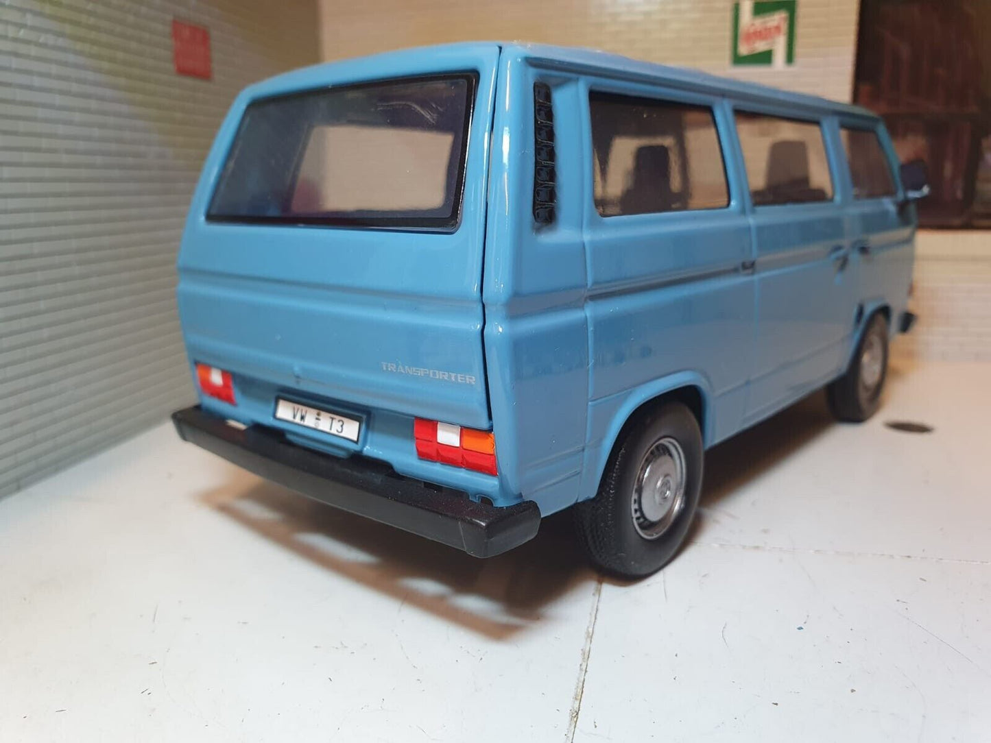 Volkswagen 1980 T3 T25 Bus Motormax 79376 1:24