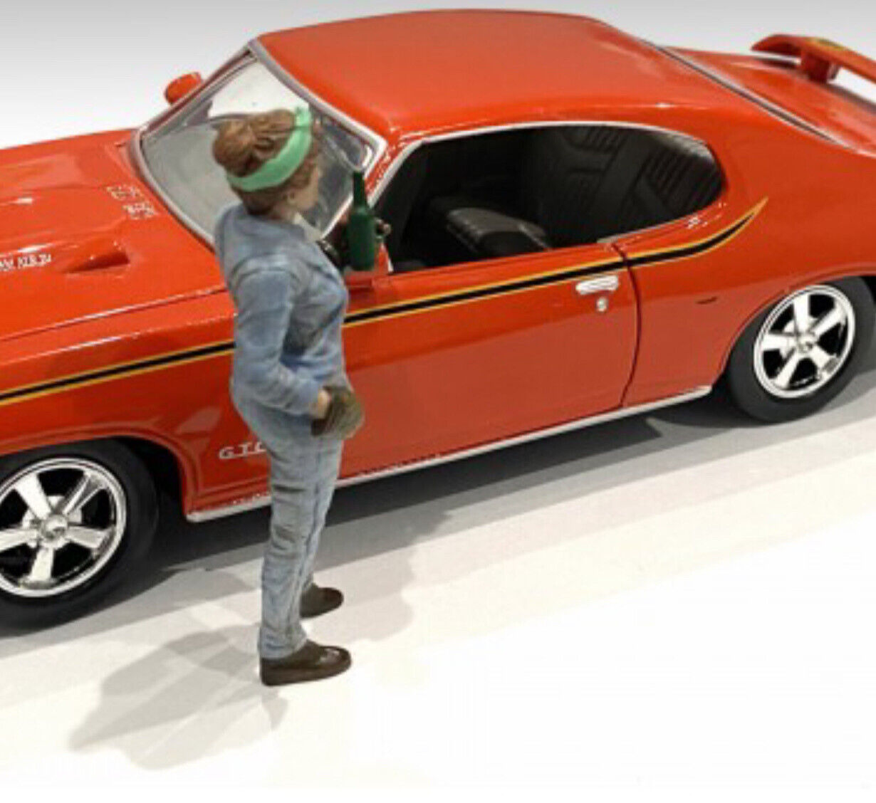 Female Mechanic With Beer AD-38347 American Diorama 1:24