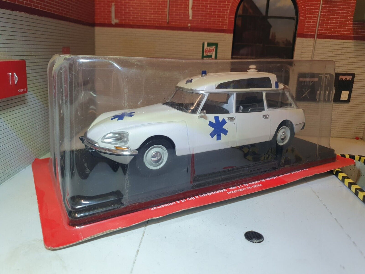 Citroen 1971 DS20 Break Ambulance 1:24