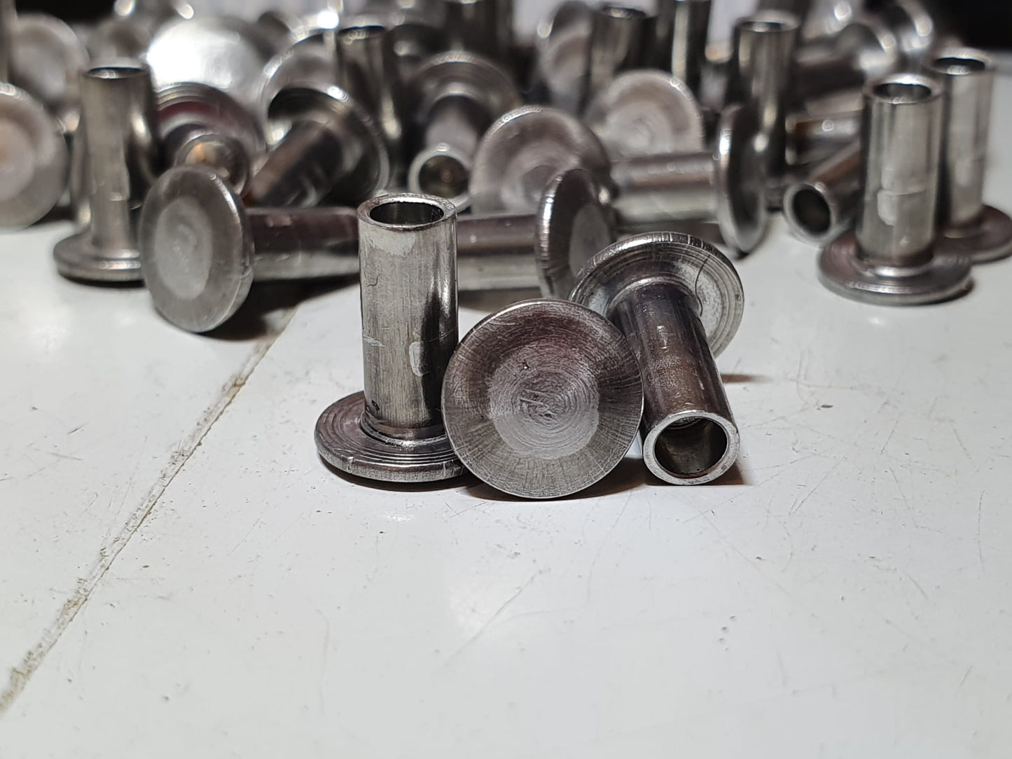 Aluminium-Halbrohrnieten mit Flachrundkopf, 3/16 Zoll Durchmesser (Länge wählbar)