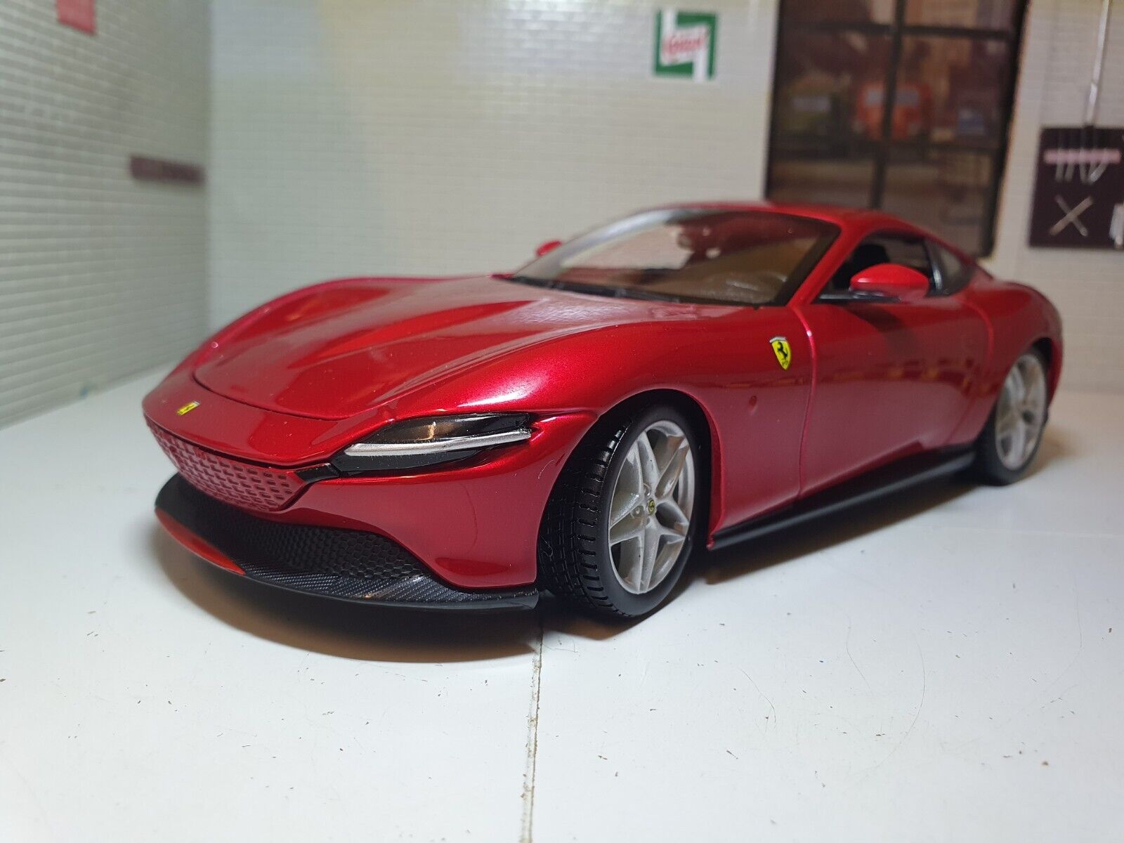 Bburago Race & Play 18-26029 Compatible con Ferrari Roma, gris metálico, 2020, 1:24, modelo terminado Bburago Race & Play 18-26029 Compatible con Ferrari Roma, gris metálico, 2020, 1:24, modelo terminado