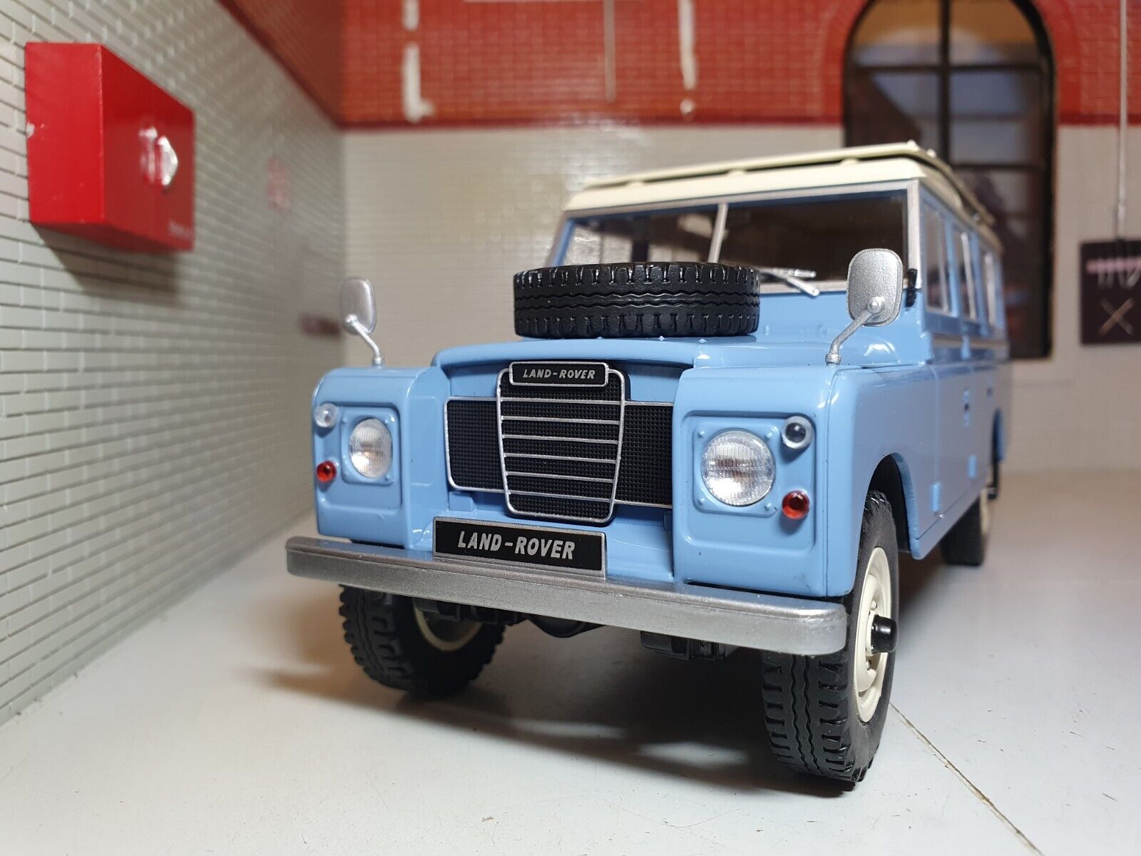 Land Rover Santana Series 3 Station Wagon WB124150 Whitebox 1:24