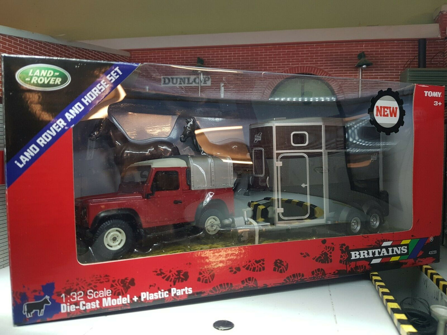 Land Rover Defender SWB 90 Ifor Williams Horsebox & Horses Britains 1:32