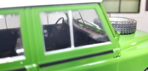 Land Rover Santana Series 3 Station Wagon 1:24 Whitebox