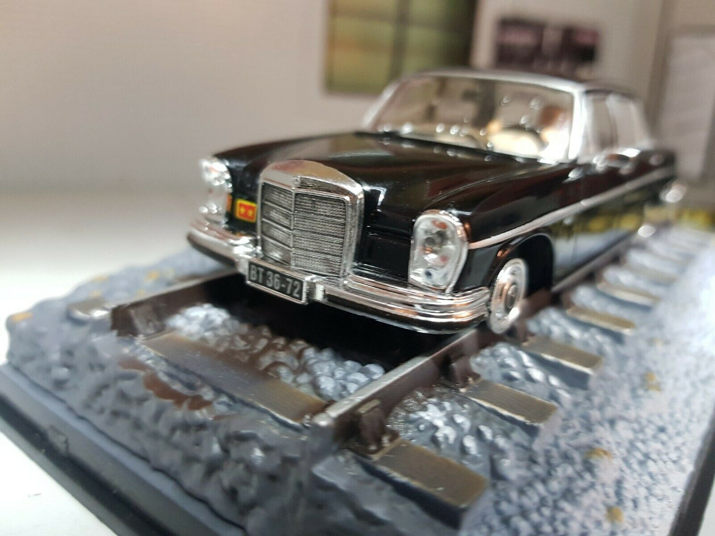 Mercedes 250 1:43 Scale O Gauge Diecast Model 250SE W108 Railcar James Bond