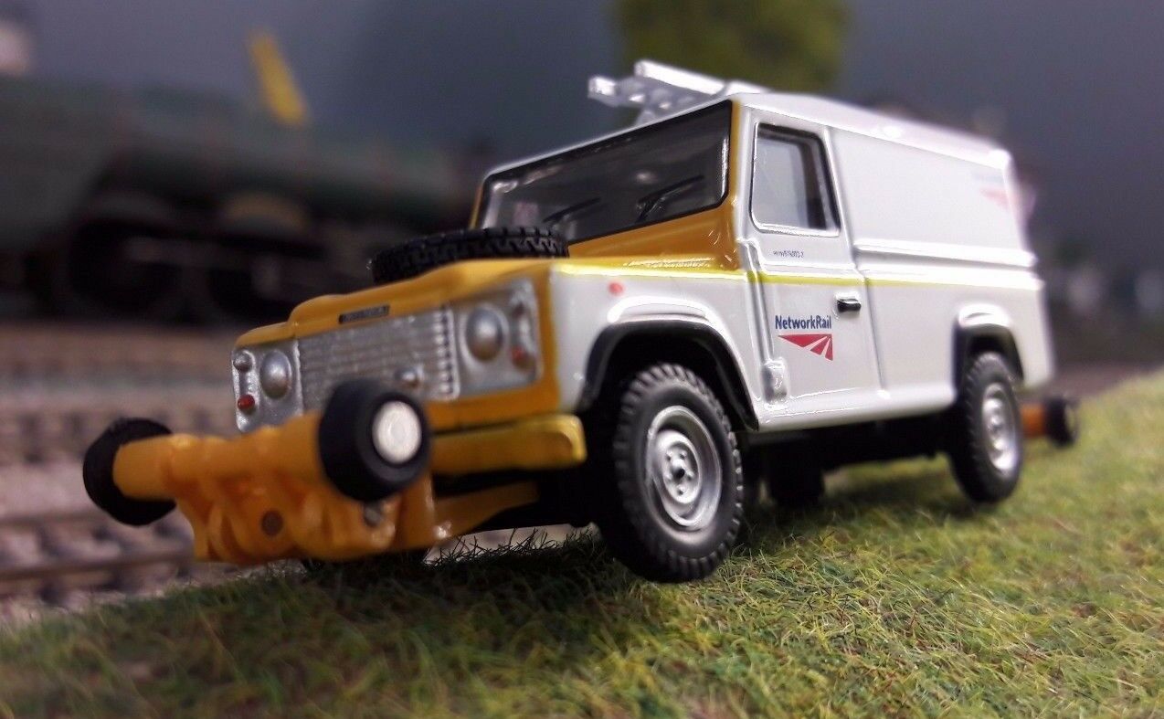 Land Rover Defender 110 BR Network Rail Road Railer Repair 1:76