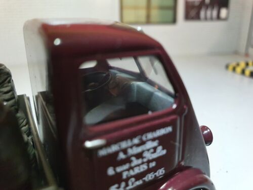 Peugeot DMA Kohlelastwagen 1941 mit Cafe Diorama 1:43
