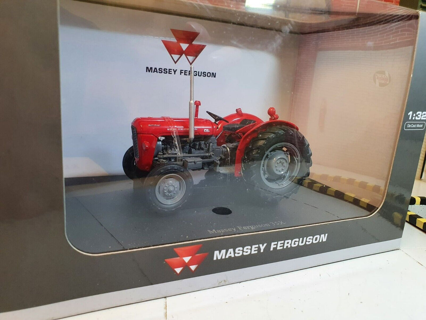 Massey Ferguson 1962 MF 35X Tractor Universal Hobbies UH2701 1:32