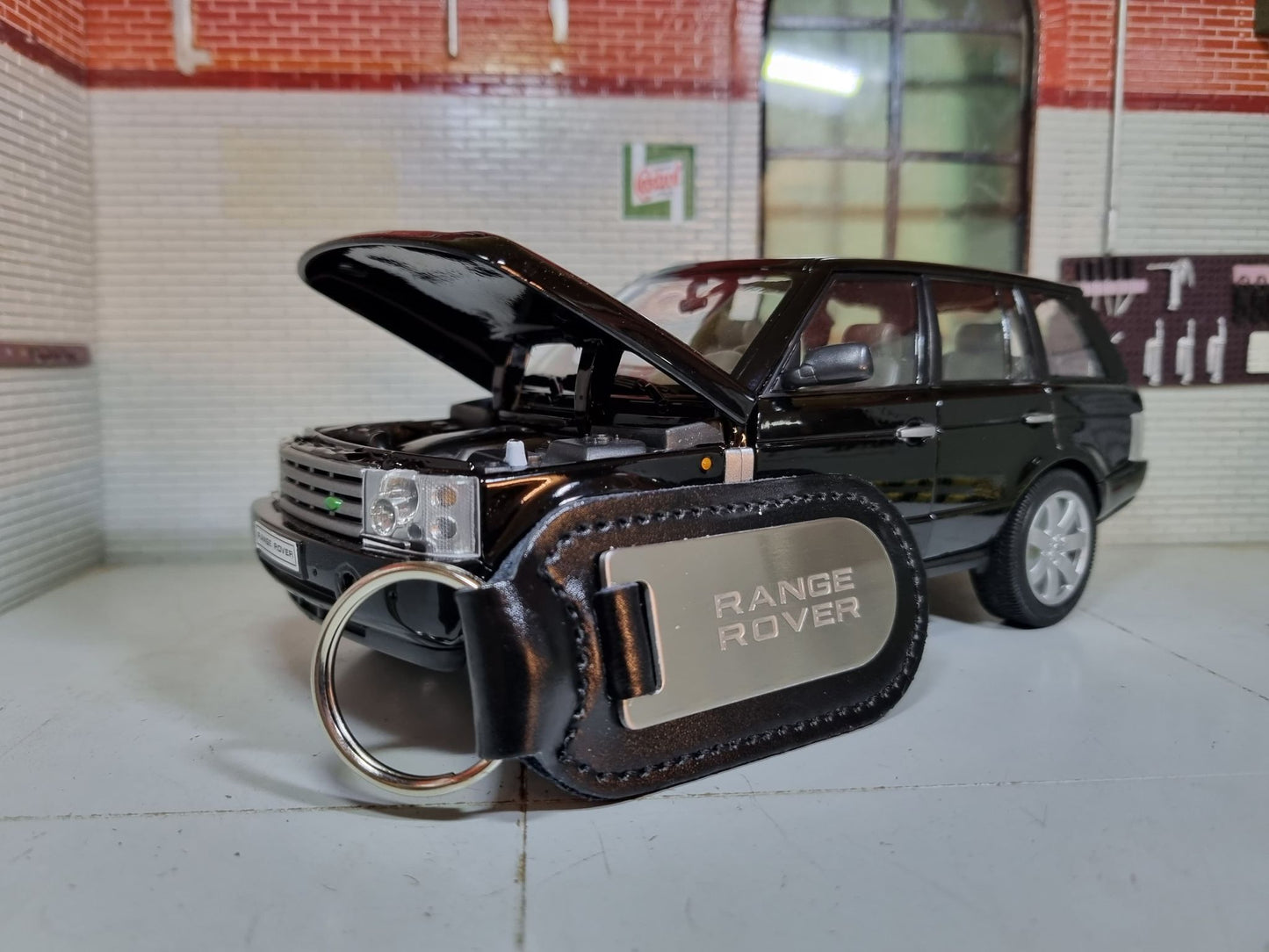 Hochwertiger Range Rover-Schlüsselanhänger aus geätztem Silber/Aluminium-Leder