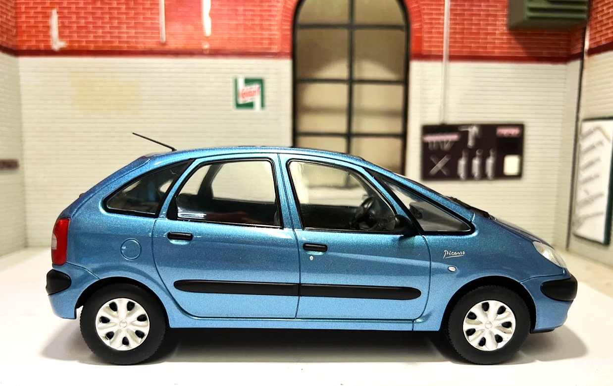 Citroen 1998 Xsara Picasso 124233 Whitebox 1:24