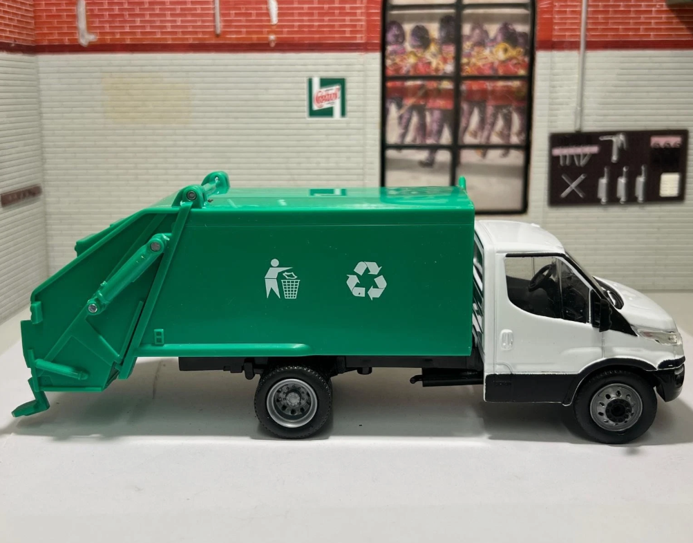 Iveco 2014 Daily (Various Body Types Available) 15873 NewRay 1:36