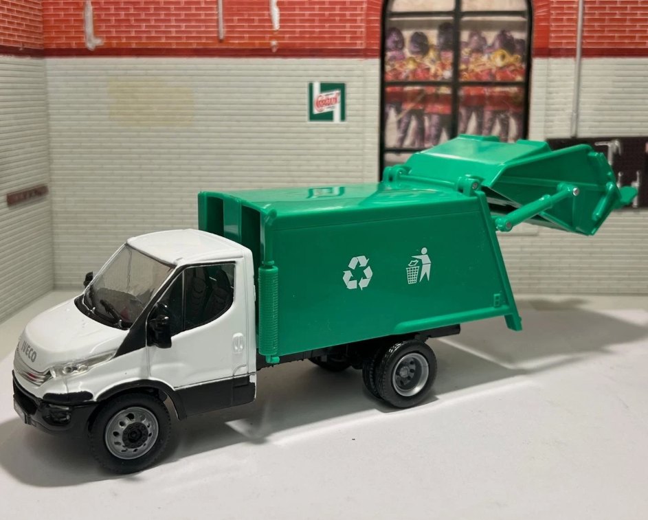 Iveco 2014 Daily (Various Body Types Available) 15873 NewRay 1:36