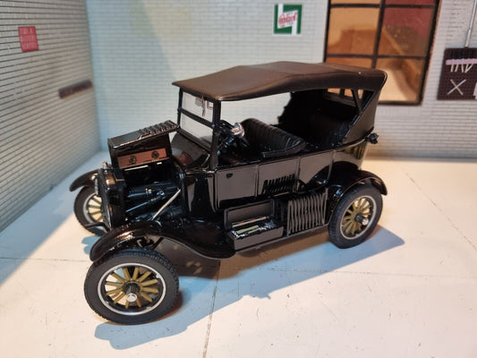 Ford 1925 Model T Touring #1903 Sunstar 1:24