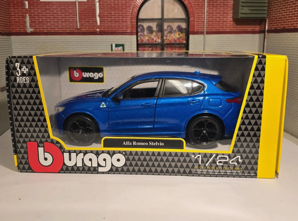 Alfa Romeo 2017 Stelvio V6 21086 Bburago 1:24 (Red/Blue)