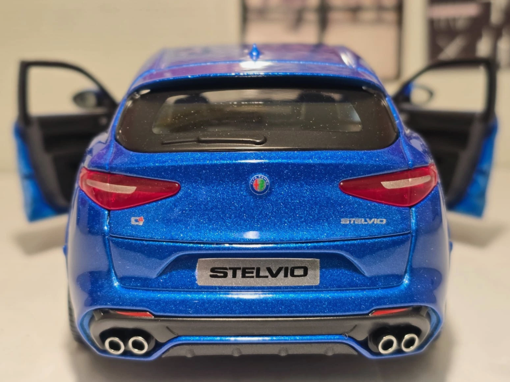 Alfa Romeo 2017 Stelvio V6 21086 Bburago 1:24 (Red/Blue)