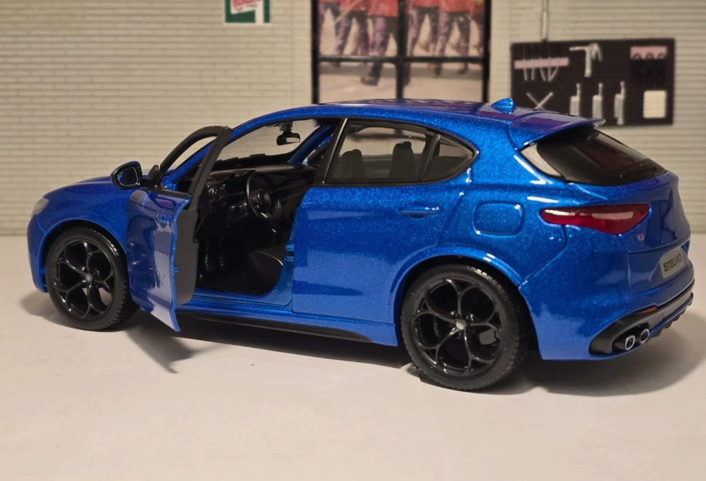 Alfa Romeo 2017 Stelvio V6 21086 Bburago 1:24 (Red/Blue)