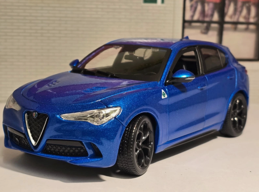 Alfa Romeo 2017 Stelvio V6 21086 Bburago 1:24 (Red/Blue)