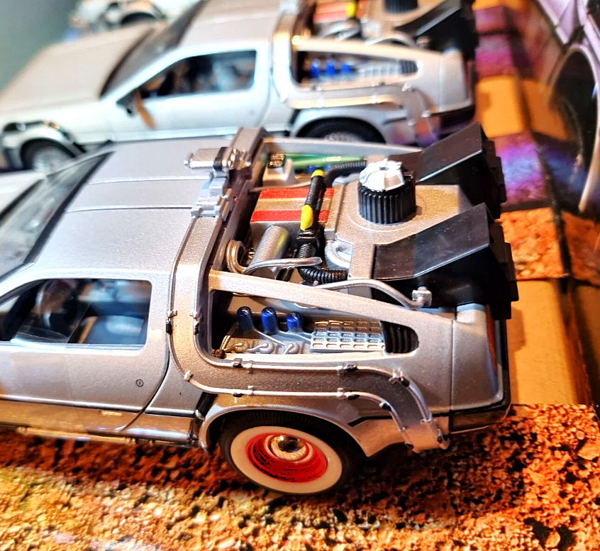 DeLorean Back to the Future Trilogy Set 224003 Welly 1:24