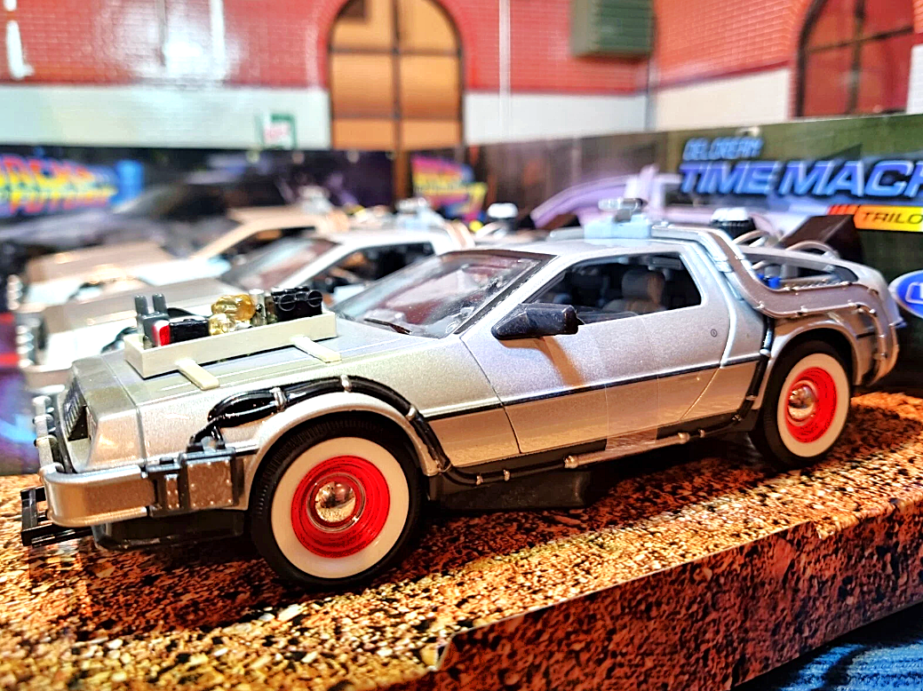 DeLorean Back to the Future Trilogy Set 224003 Welly 1:24