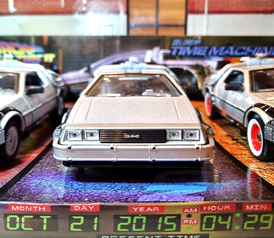 DeLorean Back to the Future Trilogy Set 224003 Welly 1:24